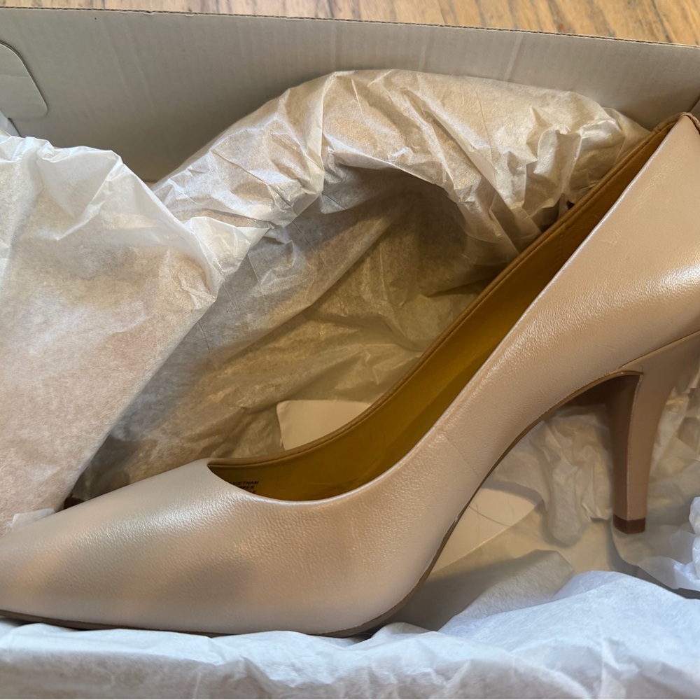 Michael Kors Flex mid heel pumps in bisque 9.5 - Picture 2 of 3